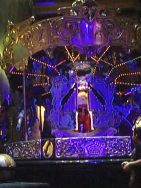 Carousel
Pipe organ opens to reveal Santa
