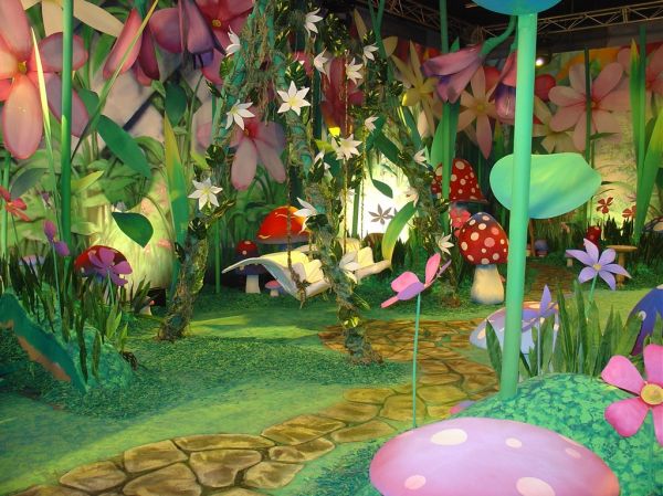 'The Fairies' - Garden
Large flowers, swings and scenic painted floor

